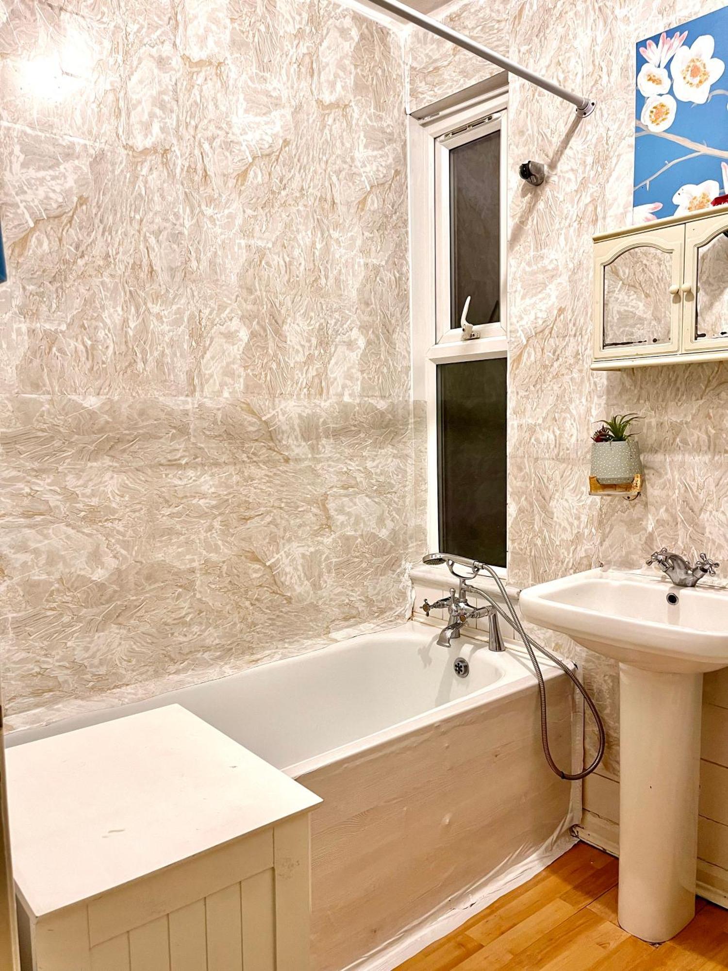 Comfy Double Bedroom With A Private Toilet Londres Exterior foto