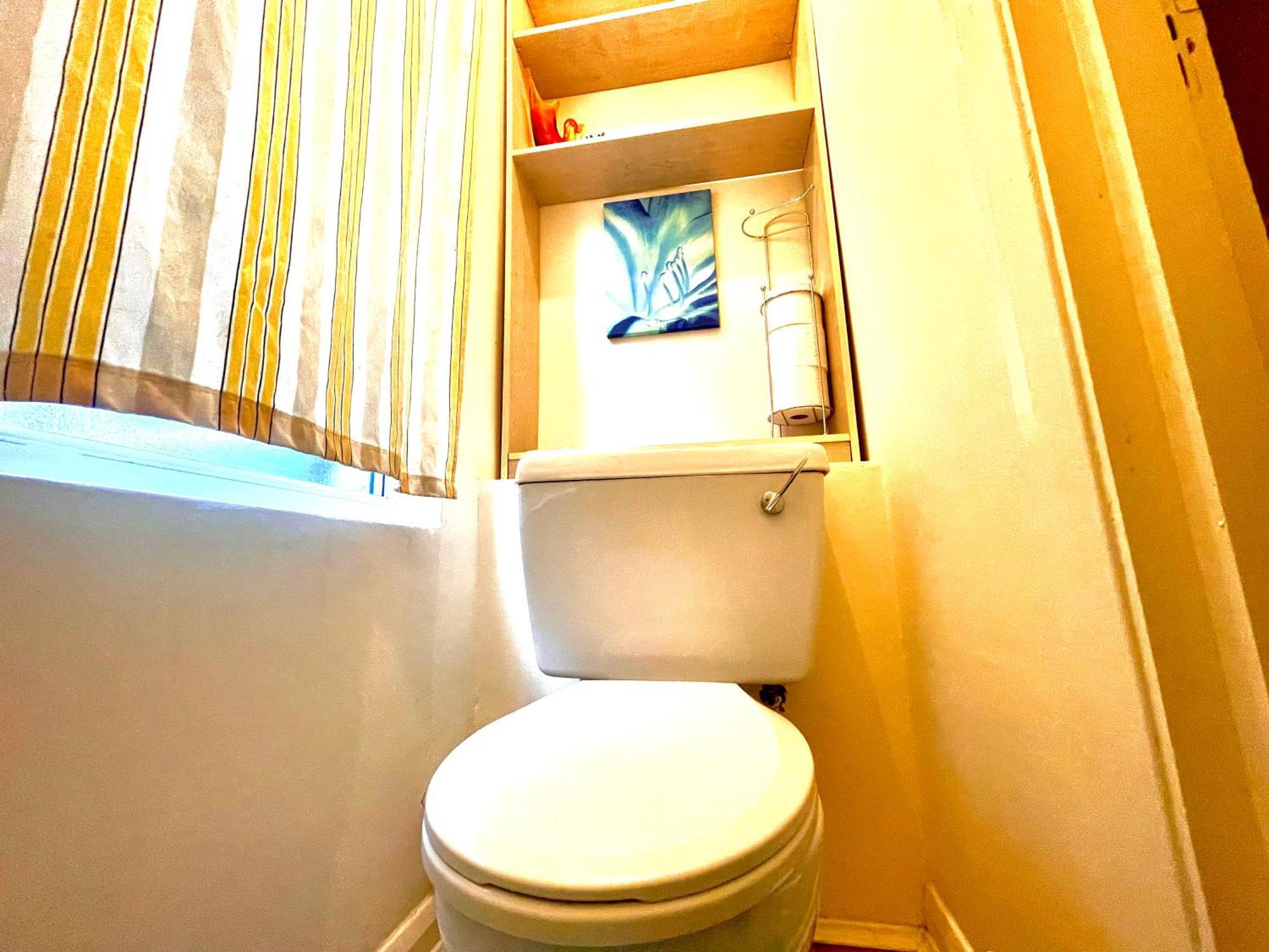 Comfy Double Bedroom With A Private Toilet Londres Exterior foto
