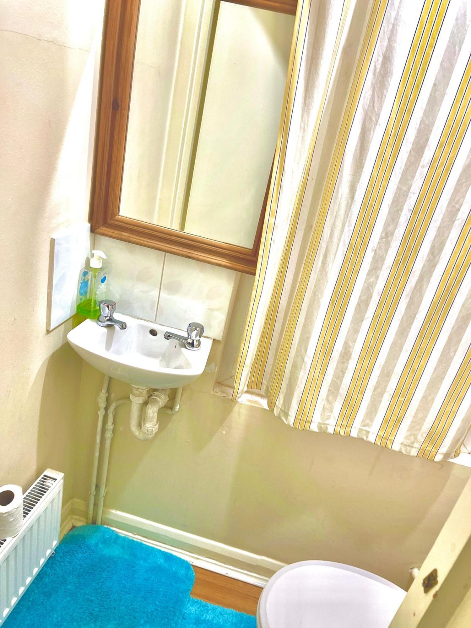 Comfy Double Bedroom With A Private Toilet Londres Exterior foto